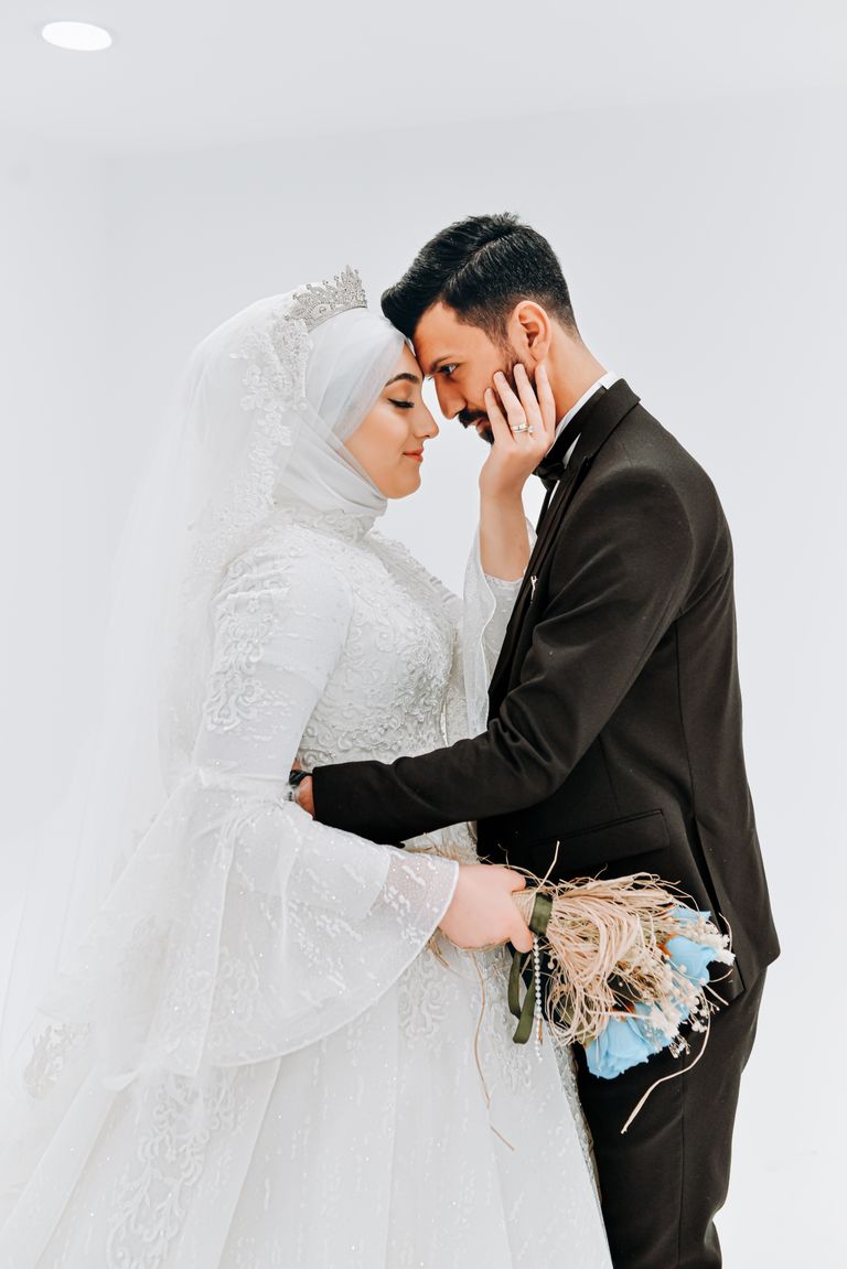 Sampul album: couple Indonesia berpose elegan