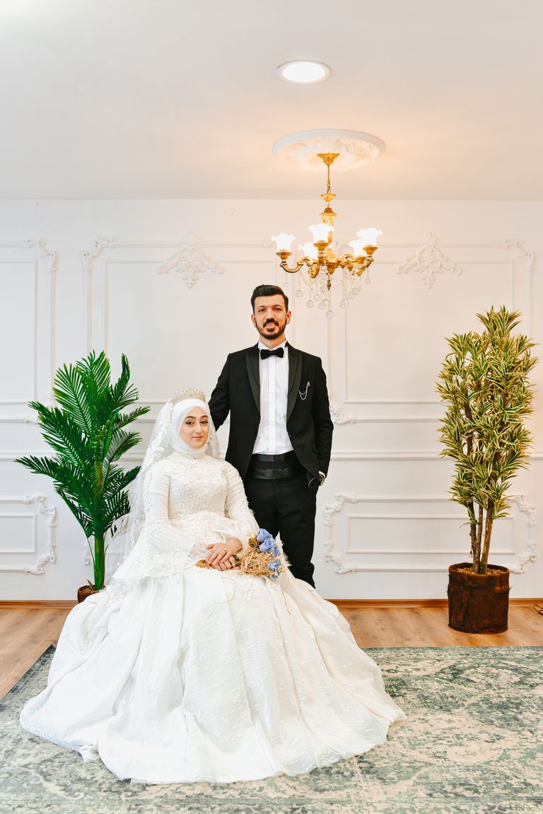 Couple berpegangan tangan